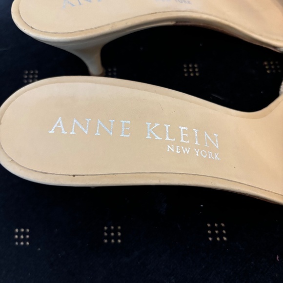 Beautiful Anne Klein jeweled slide sandals - kitten heel - 9.5 - Picture 4 of 5